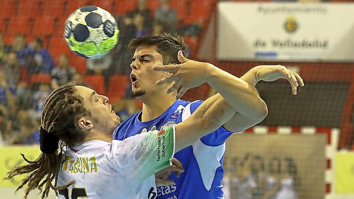 Río es frenado en su lanzamiento en el partido contra Anaitasuna.-P. REQUEJO