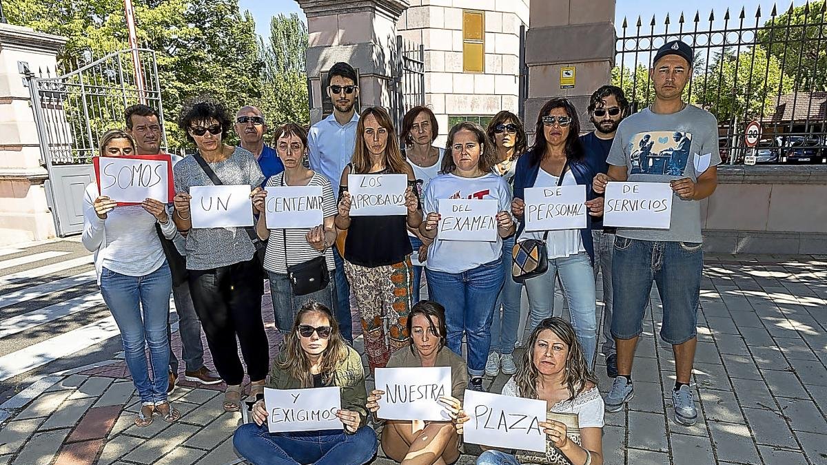 Algunos de los opositores que habrían aprobado la convocatoria de personal de servicios.-PABLO REQUEJO / PHOTOGENIC