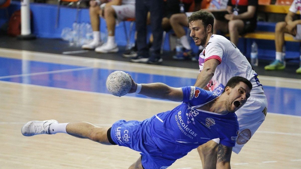 Dimitrievski intenta una rosca en un partido de pretemporada del recoletas. / EL MUNDO