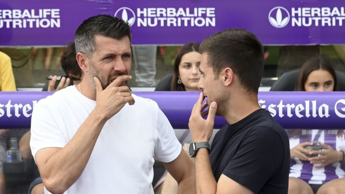 Pezzolano conversa con Lisci antes del encuentro. / LALIGA
