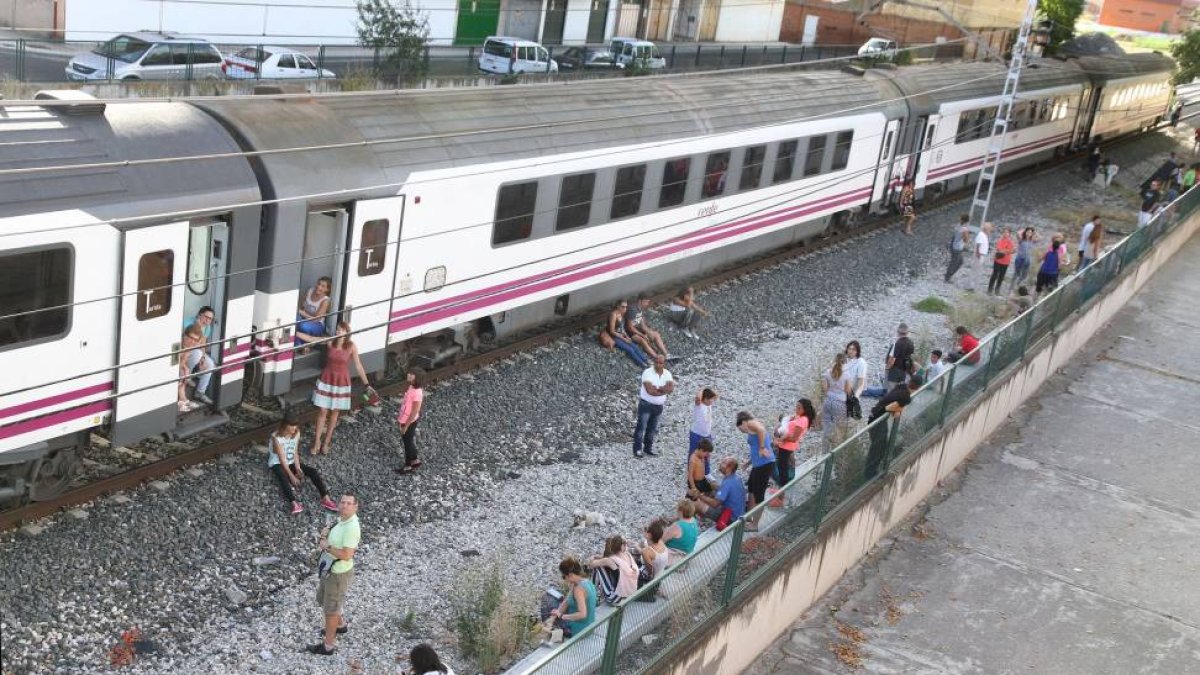 Numerosos pasajeros del tren, que cubre la línea Vigo-Hendaya, se quedan parados por avería a la altura de la avenida Reyes Católicos en la ciudad de Palencia-Ical