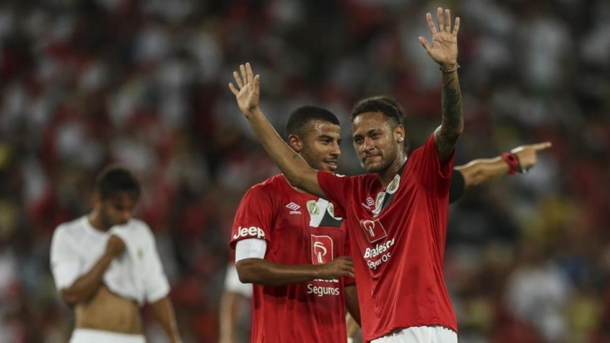 Neymar celebra con Rafinha un gol en un partido disputado el miércoles en Río a beneficio del Chapecoense.-EFE / ANTONIO LACERDA