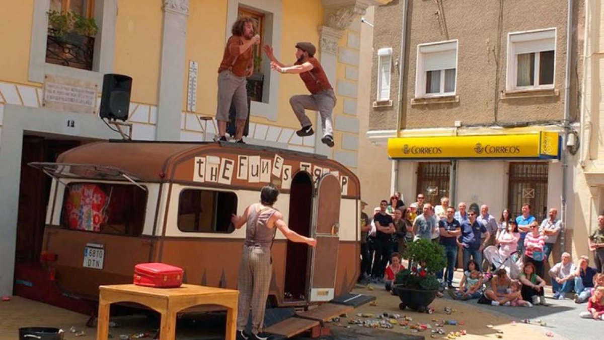Espectáculo ‘Funes Van’ (arriba) actúa el sábado y Cabaret Pistolet (izquierda), el domingo-El Mundo