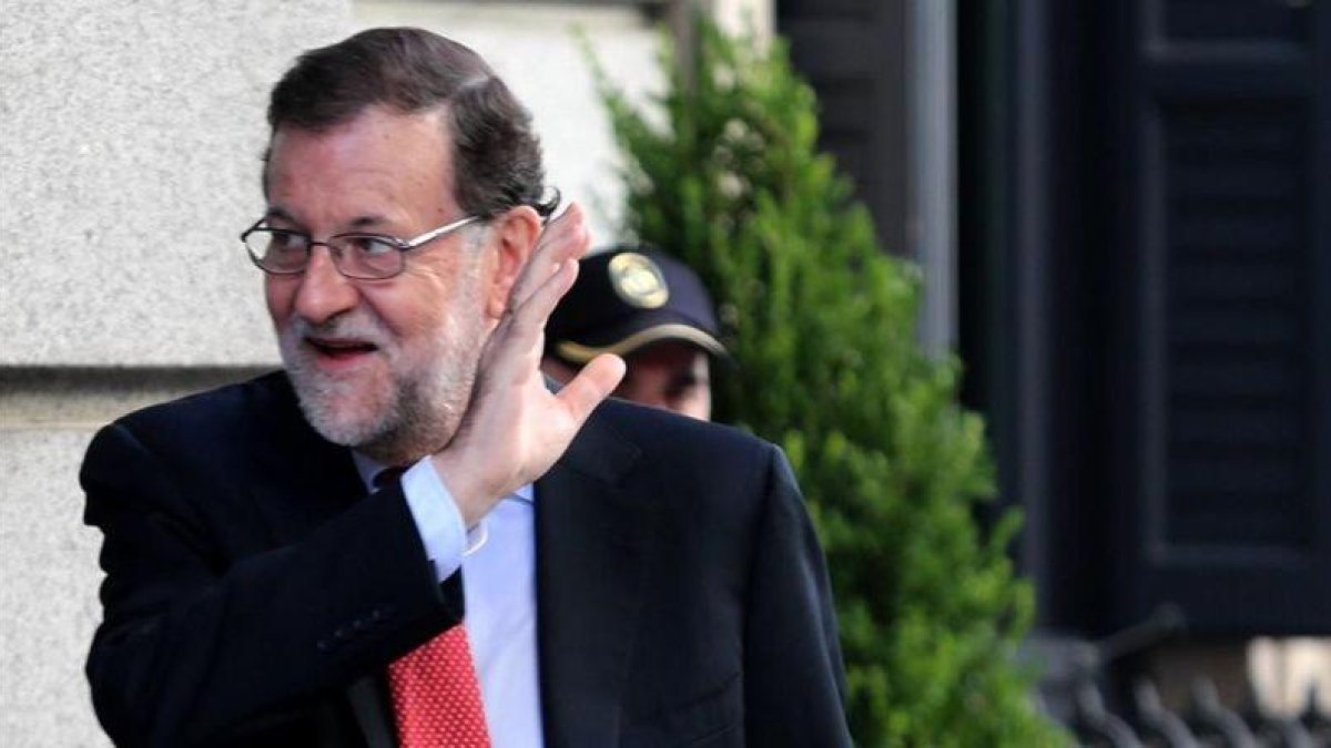 Mariano Rajoy saluda a la llegada al Congreso de lo Diputados, este miércoles 12 de julio.-JUAN MANUEL PRATS