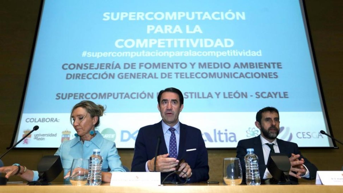 Juan Carlos Suárez-Quiñones, presenta la Jornada junto a la directora general de Telecomunicaciones, Victoria Seco y el director del centro de Supercomputación, Vicente Matellán.-ICAL