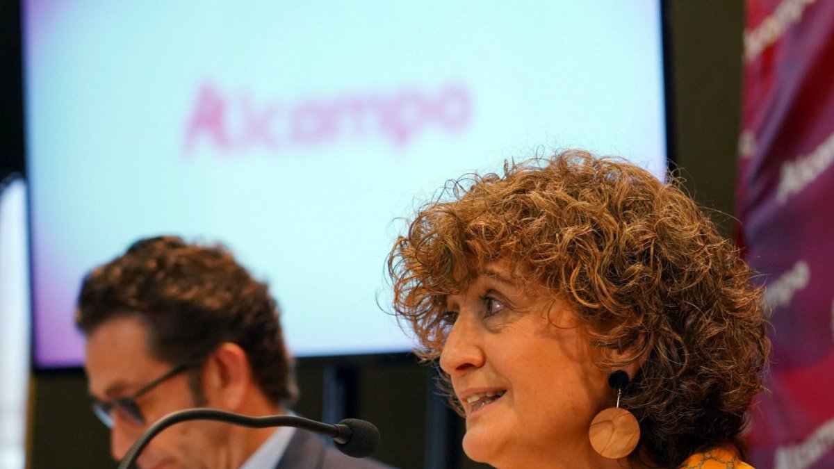 El director territorial de Alcampo en Castilla y León, Jesús López, y la directora de Comunicación Externa, Yolanda Fernández, en la rueda de prensa. ICAL