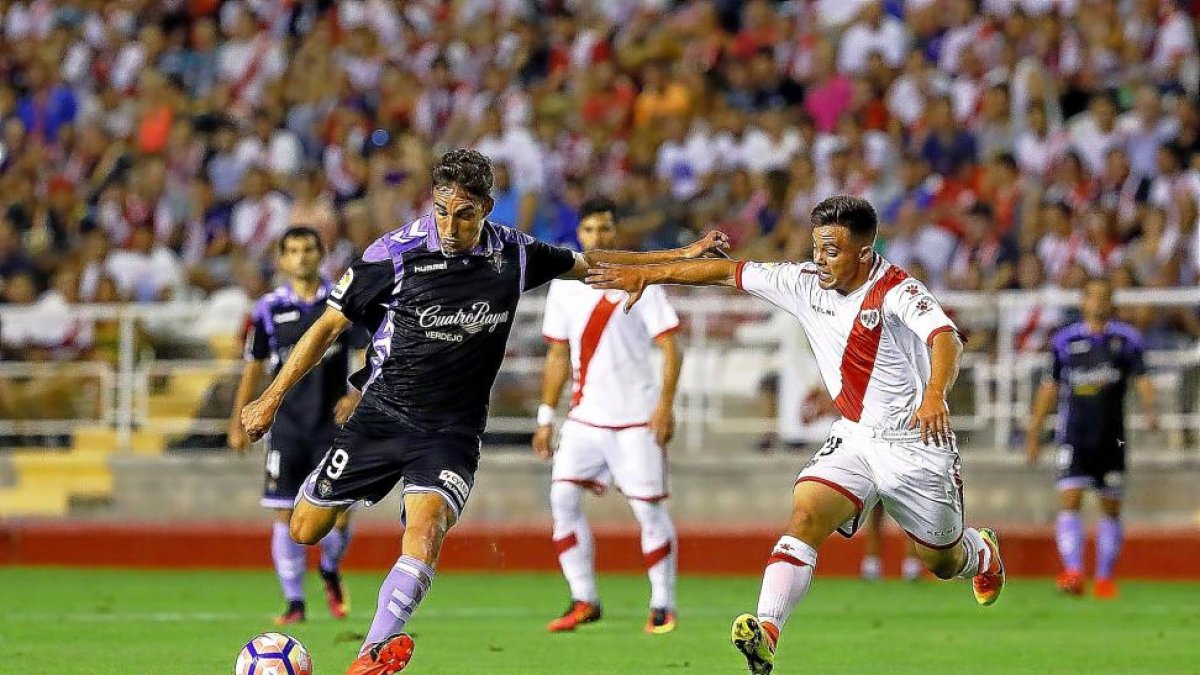 Mata, el mejor del Valladolid en la segunda parte, se dispone a chutar anoche en el partido disputado en Vallecas.-ARABA PRESS