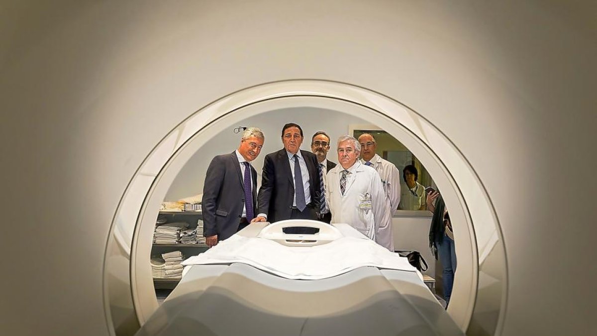 El consejero de Sanidad, Sáez Aguado, conoce el nuevo TAC del Hospital Universitario Río Hortega.-ICAL