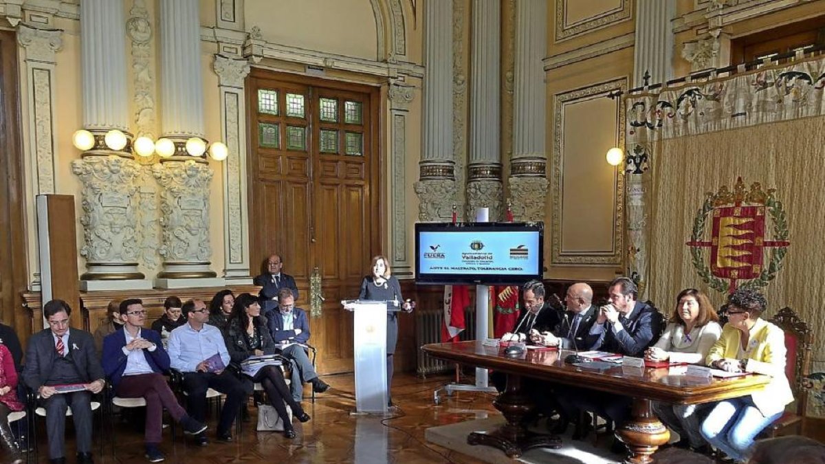 La abogada Rosa Gíl lee el manifiesto en un salón municipal de recepciones abarrotado de público-E.M