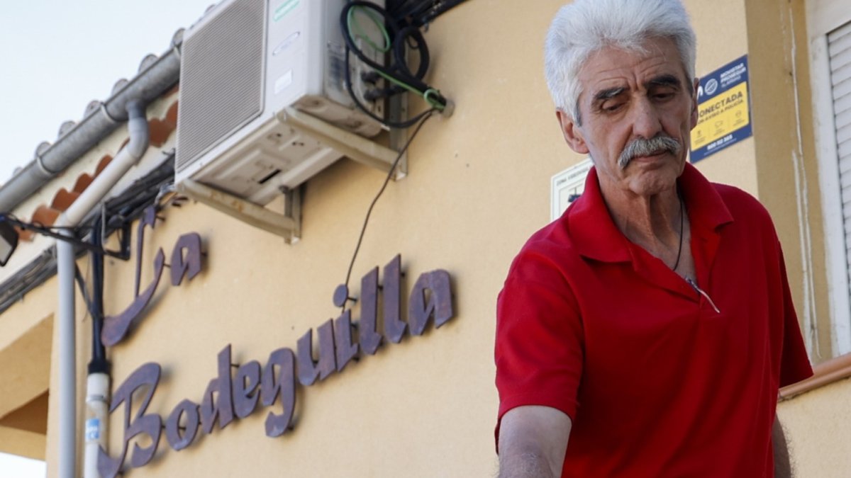 Roberto Gómez, junto al lugar en el que mataron en 2007 a su hijo Óscar, en el bar que el joven regentaba en Tordesillas. PHOTOGENIC
