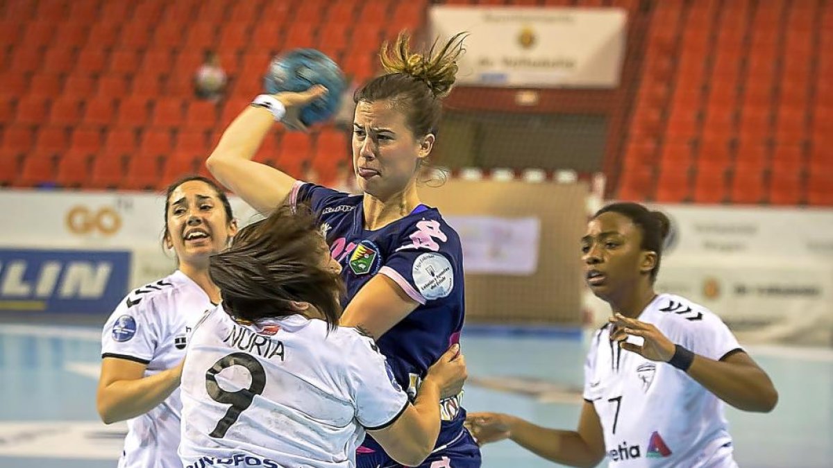 Silvia Arderius lanza ante dos jugadoras del Alcobendas.-MIGUEL ÁNGEL SANTOS