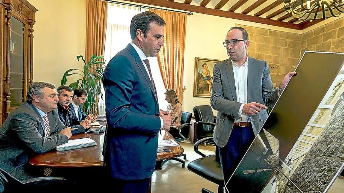 Víctor Alonso muestra a Hernâni Dias el proyecto del Castillo de Fuensaldaña, ayer en Bragança.-EL MUNDO
