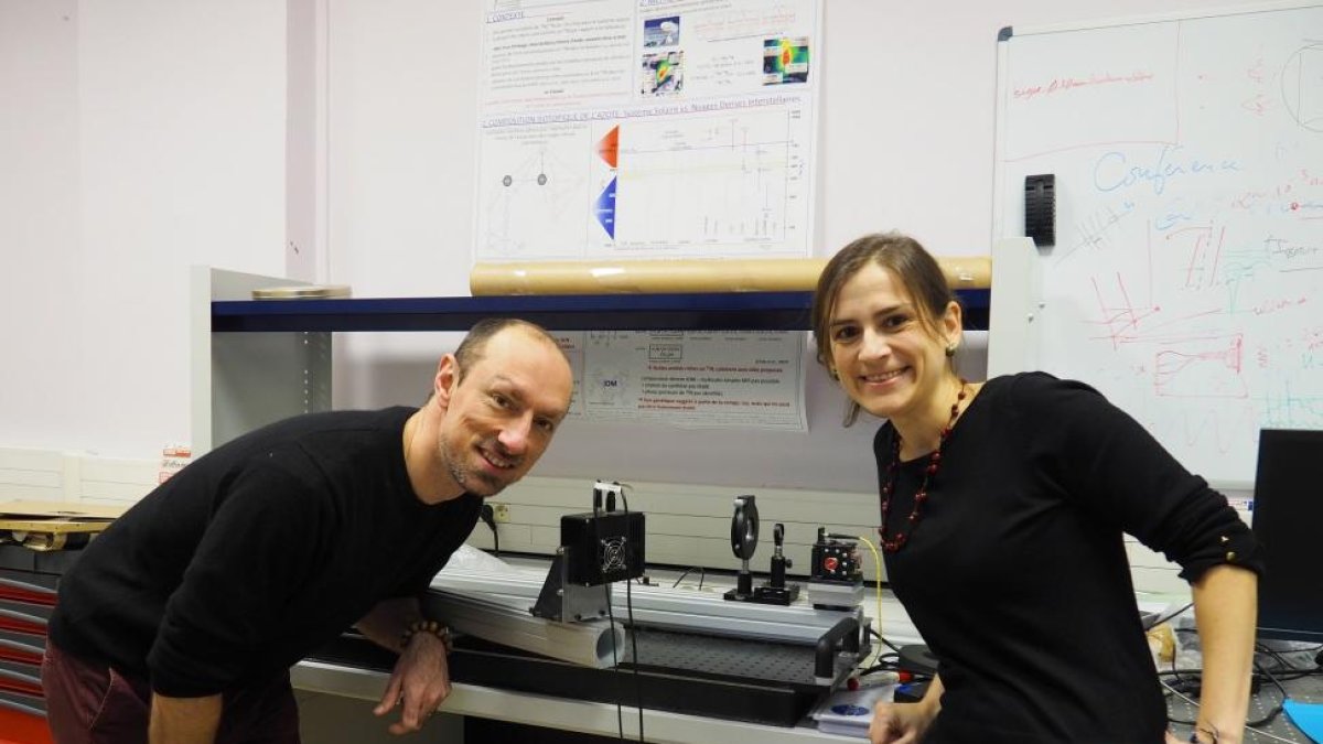 La burgalesa Irene Heras en su laboratorio del Instituto de Planetología y Astrofísica de Grenoble, Francia, junto al responsable del estudio en el que trabaja.-ECB