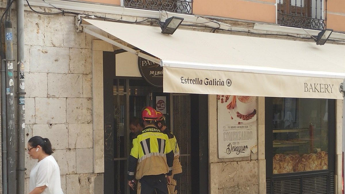 Bomberos de Valladolid rescatan a un joven que tenía un examen de oposición y había quedado encerrado en una cafetería. -EP