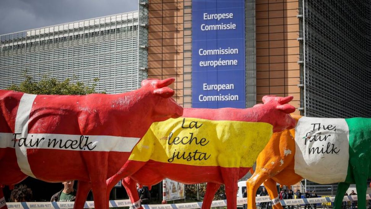 Los agricultores europeos se reúnen en Bruselas ante las instituciones europeas para protestar contra el TTIP y los precios de la leche-ICAL