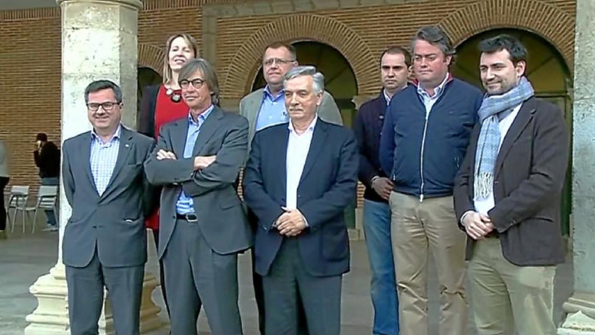 Miembros de la empresa ayer junto al alcalde, Artemio Domínguez.-RTVCYL
