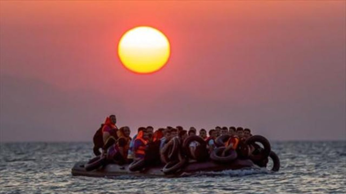 Una balsa con refugiados cerca de la isla griega de Kos, el pasado agosto.-AP / ALEXANDER ZEMLIANICHENKO
