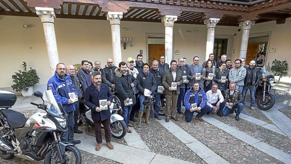 Miembros de Motorclub y de la Diputación de Valladolid presentan la guía.-MIGUEL Á. SANTOS (PHOTOGENIC)