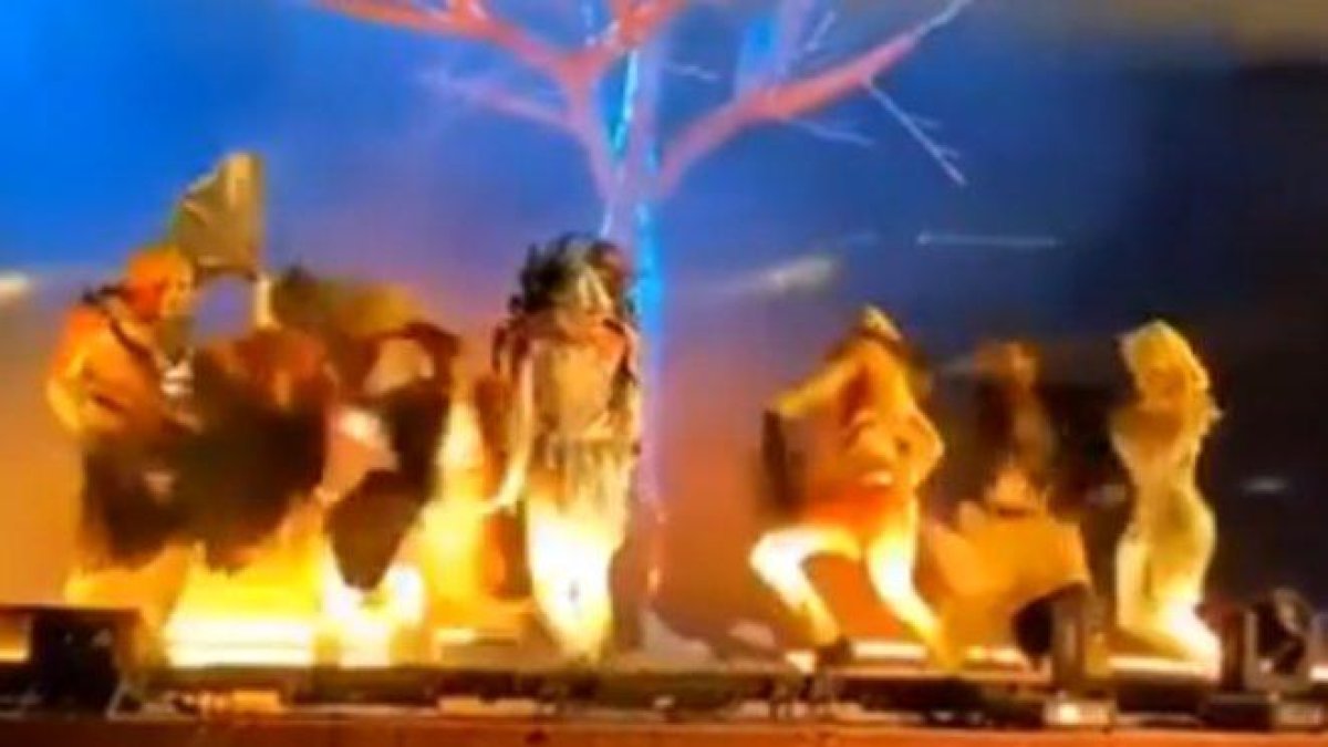 Momento del ataque a los bailarines españoles.-