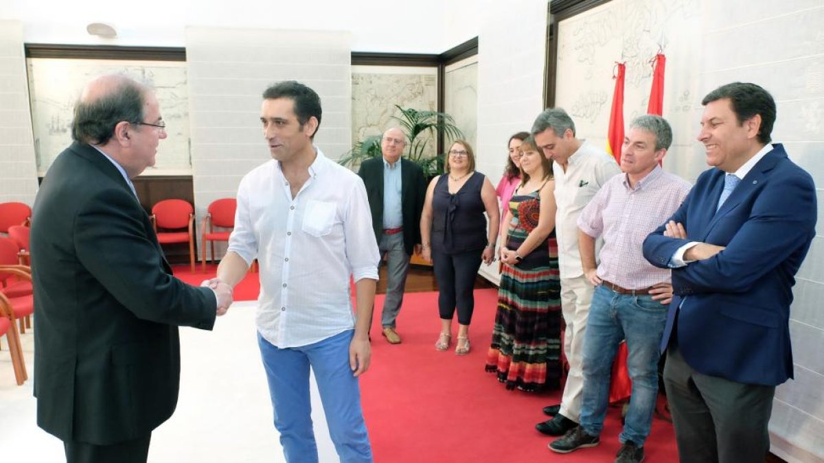 El presidente de la Junta de Castilla y León, Juan Vicente Herrera, recibe a la nueva ejecutiva regional del sindicato CCOO de Castilla y León.-ICAL