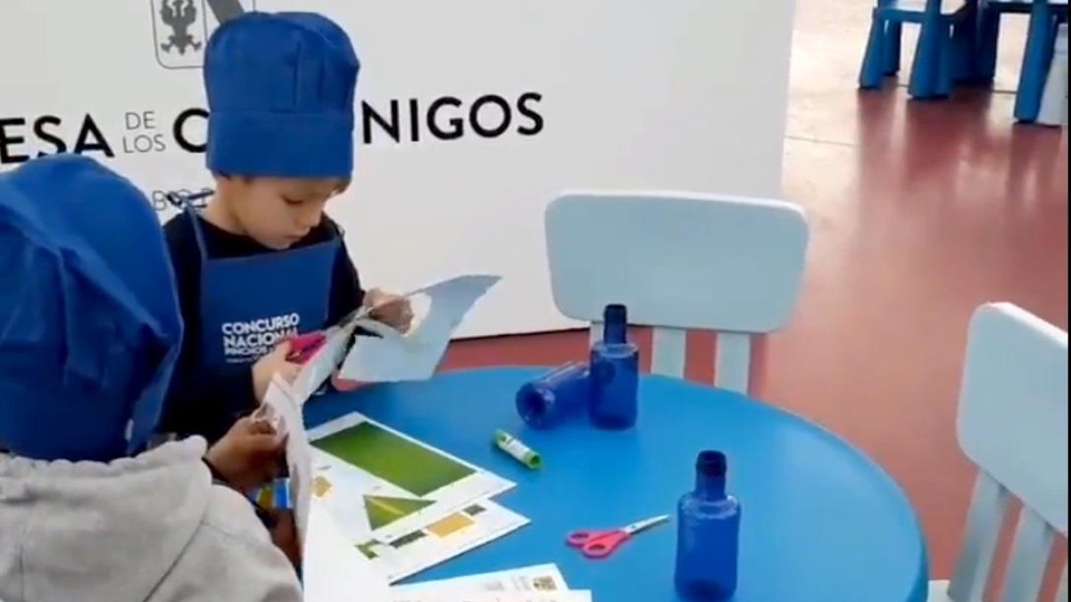 Niños en el taller de reciclaje elaborando sus juguetes con botellas.-E.M.