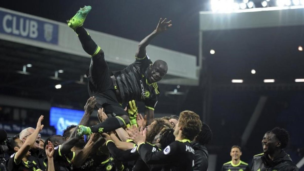 Los jugadores del Chelsea mantean a su compañero N Golo Kanté tras ganar la Premier.-AP / RUI VIEIRA