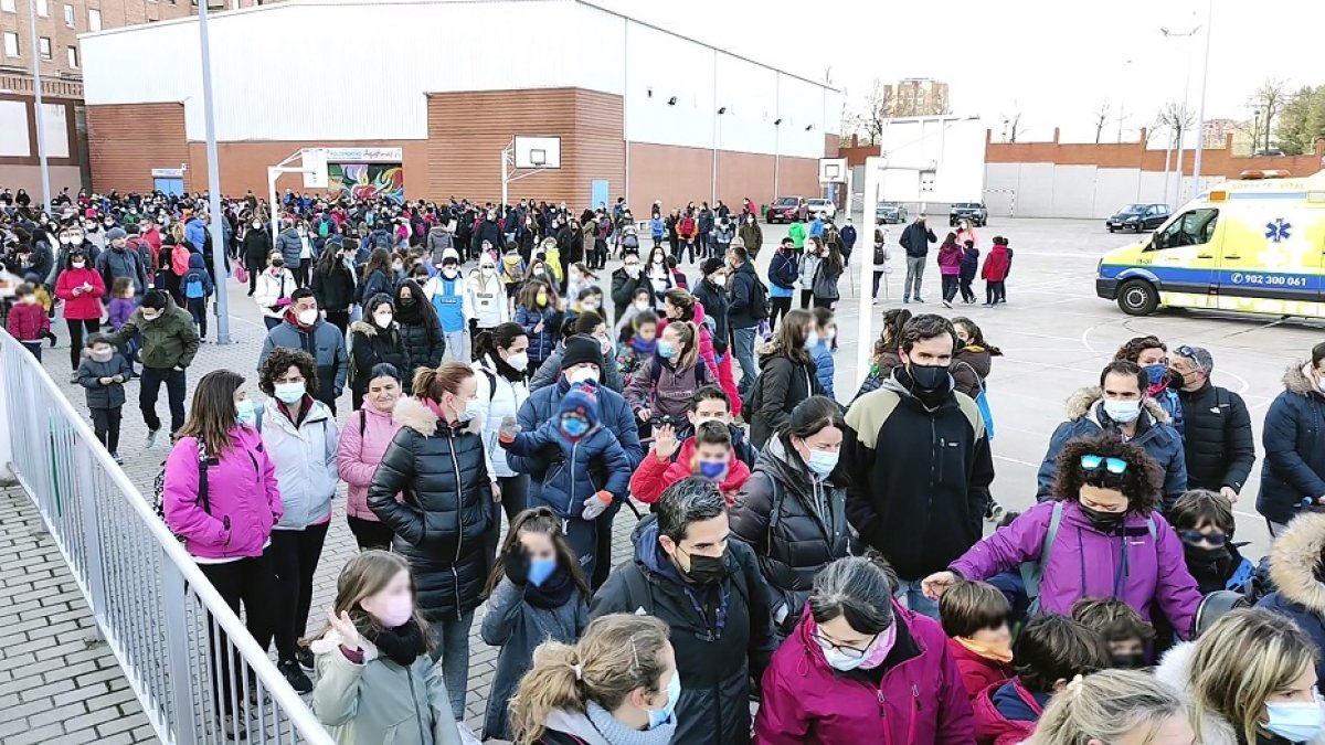 Foto en el patio del Colegio de las Agustinas.- E. M.