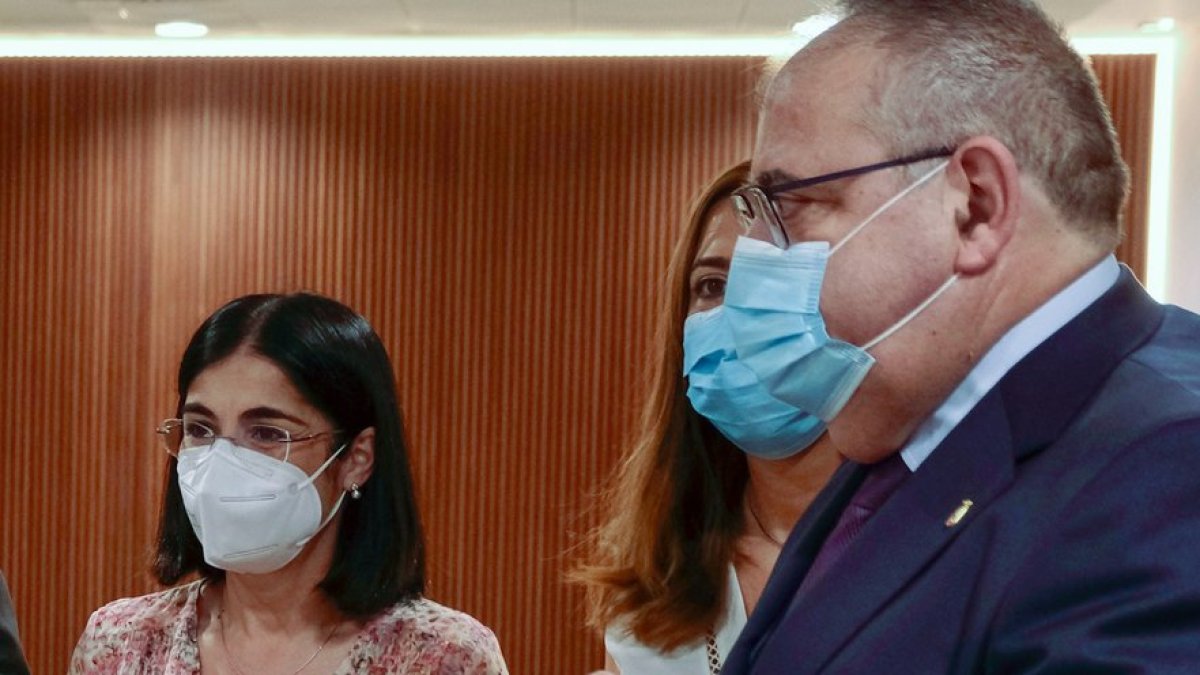 La ministra Carolina Darias y el consejero Alejandro Vázquez, en una imagen de archivo.- ICAL