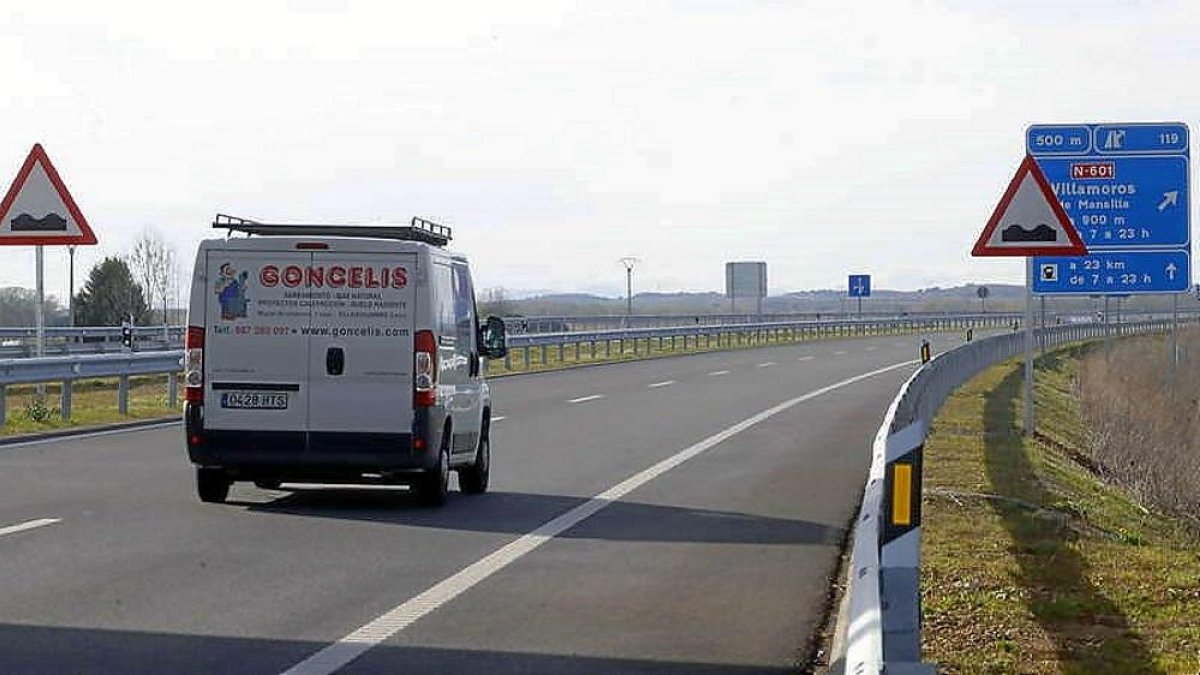Tramo de la A-60 recién inaugurado, que ya persenta un deterioro en el asfalto.-RAMIRO