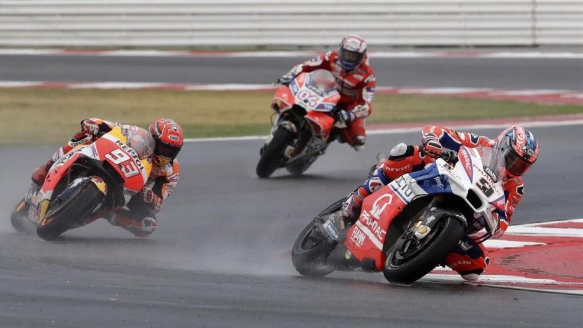 Danilo Petrucci, segudi por Marc Márquez y Andrea Dovizioso en Misano.-AP