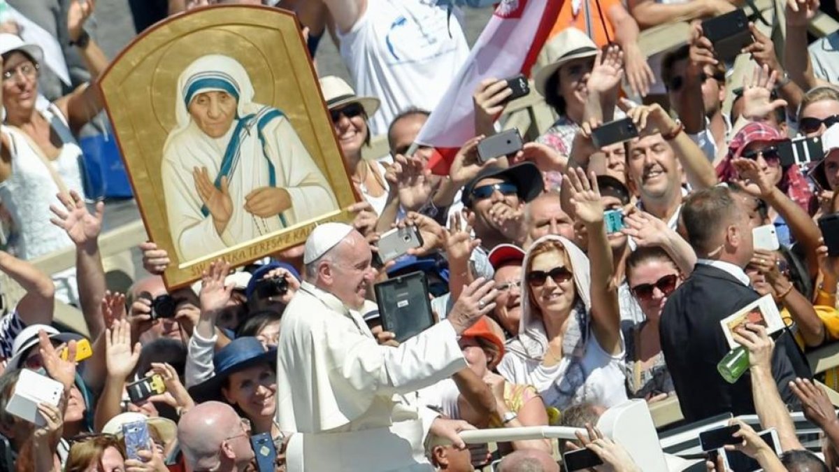 El Papa avanza entre la multitud tras la canonización de Teresa de Calcuta.-ANDREAS SOLARO