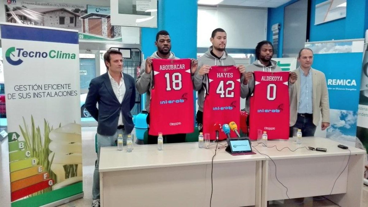 Ignacio Sanz, Aboubacar, Bradley Hayes,  Adekoya y Alex García Pellitero, ayer en las instalaciones de Tecnoclima.-EM