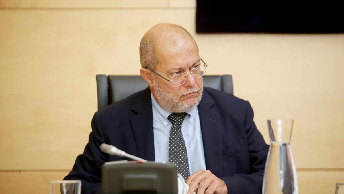 El vicepresidente de la Junta y consejero de Transparencia, Ordenación del Territorio y Acción Exterior, Francisco Igea, comparece para informar sobre el programa de actuaciones de la presente legislatura.-ICAL