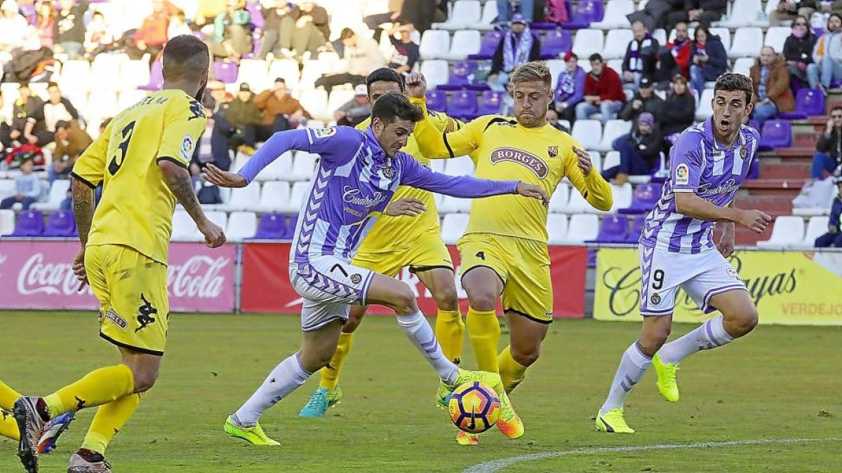 Juan Villar regatea durante el reciente Real Valladolid-Reus de Liga.-PABLO REQUEJO