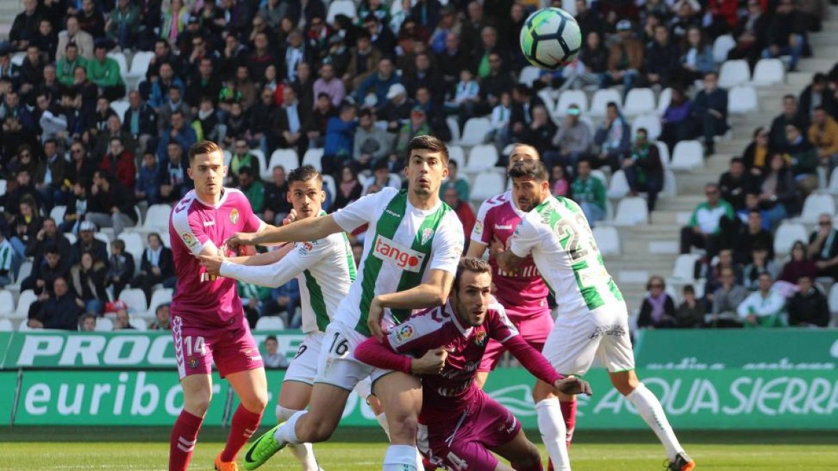 Kiko Olivas, superado, intenta obstaculizar el remate del defensa del Córdoba Quintanilla .-PHOTODEPORTE
