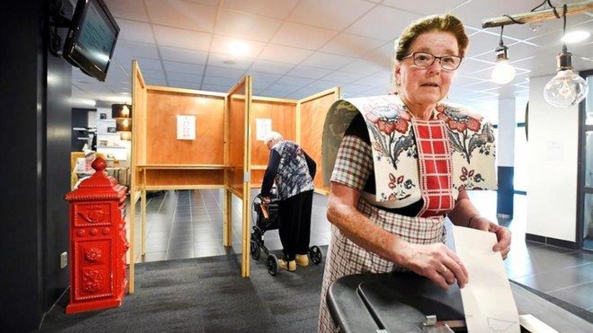 Una mujer vota, este jueves, en un colegio electoral de Holanda.-PIROSCHKA VAN DE WOUW (REUTERS)