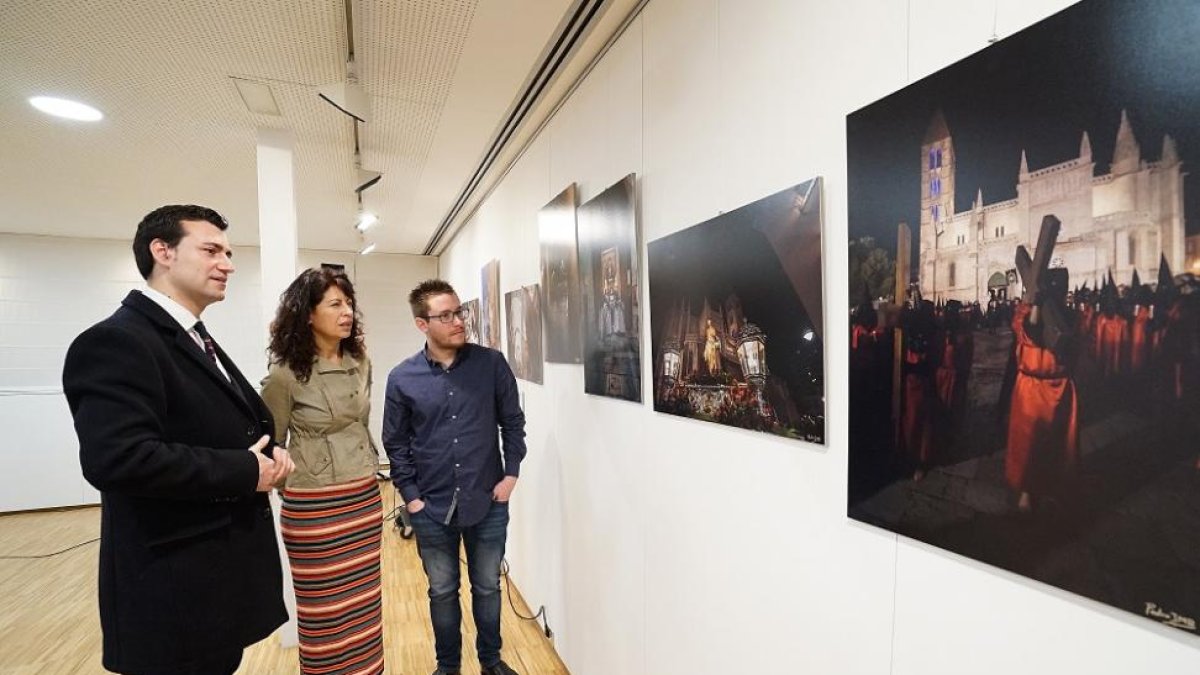La concejala de Cultura y Turismo del Ayuntamiento de Valladolid, Ana María Redondo junto al alcalde de Medina de Rioseco, David Esteban, en la inauguración de una exposición de fotografías sobre la Semana Santa de Valladolid, Medina del Campo y Rioseco-ICAL