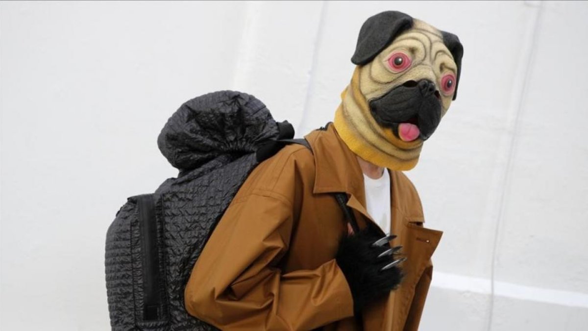 El diseñador Julien David transforma los modelos en perros.-FRANCOIS MORI