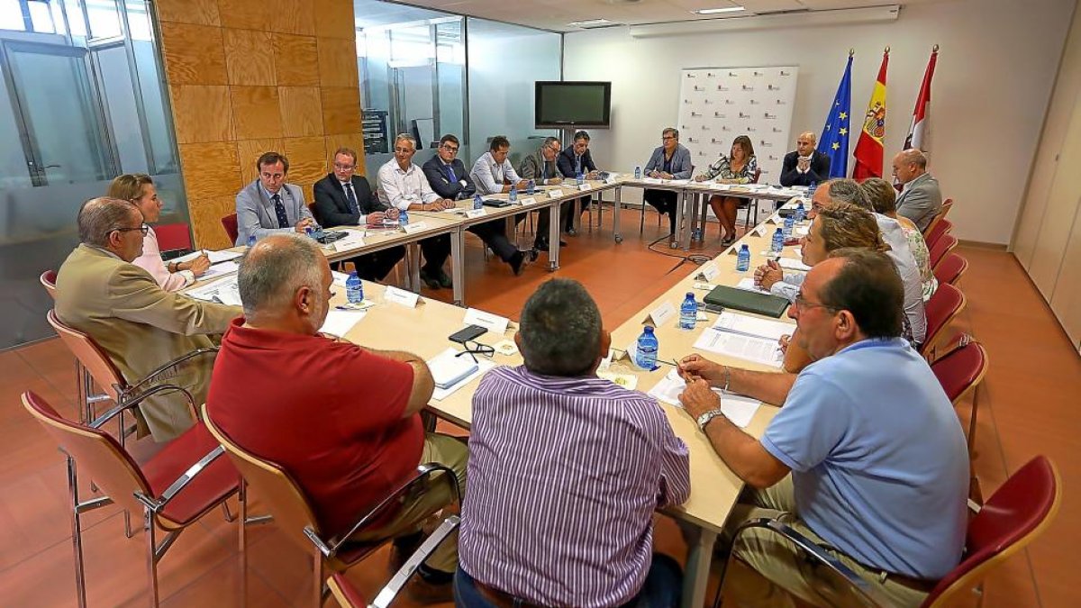 Milagros Marcos preside la reunión de la Plataforma de Competitividad del Vacuno de Leche en la sede del Itacyl.-ICAL