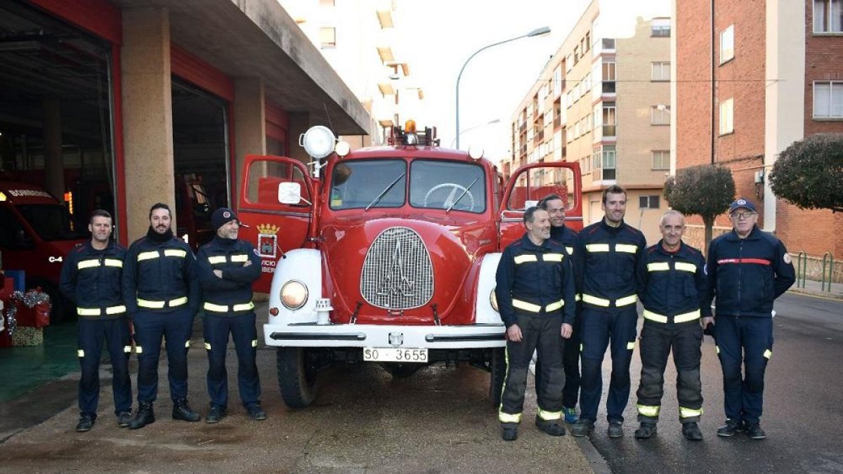 Bomberos del parque de Soria restauran un camión de extinción de 1959 que llevaba 33 años en desuso.-ICAL