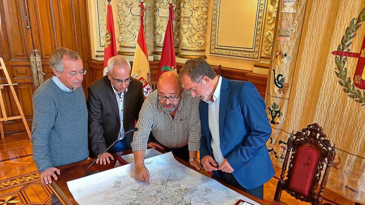 Saravia, a la derecha, contempla con parte de su equipo el mapa de obras previstas en la ciudad.-E.M.