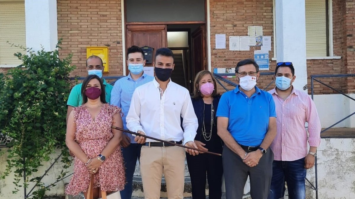 Foto de familia de la investidura de Iván Callejo como alcalde de Bolaños de Campos. - E.M.