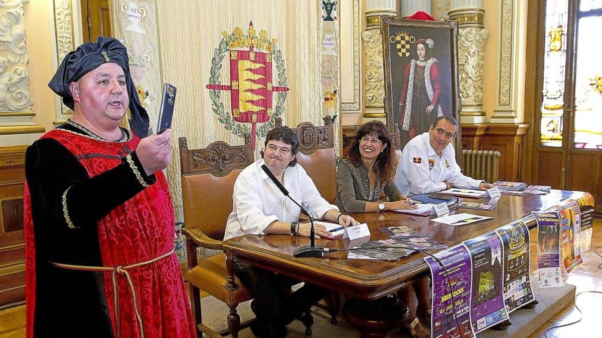 Un ‘renacido’ y renovado Conde Ansúrez informa a los presentes del buen tiempo durante las fiestas con su móvil.-J. M. LOSTAU