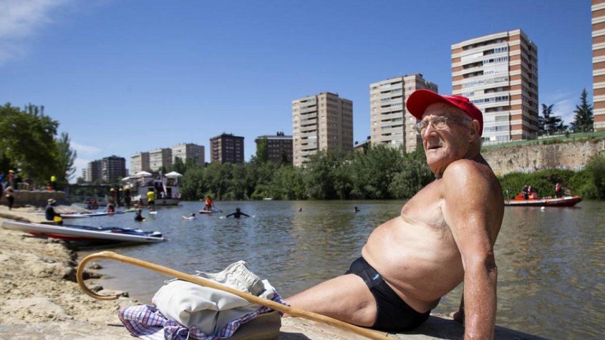 Un simpático bañista toma el sol en la mañana del sábado a la orilla del río Pisuerga.- PHOTOGENIC
