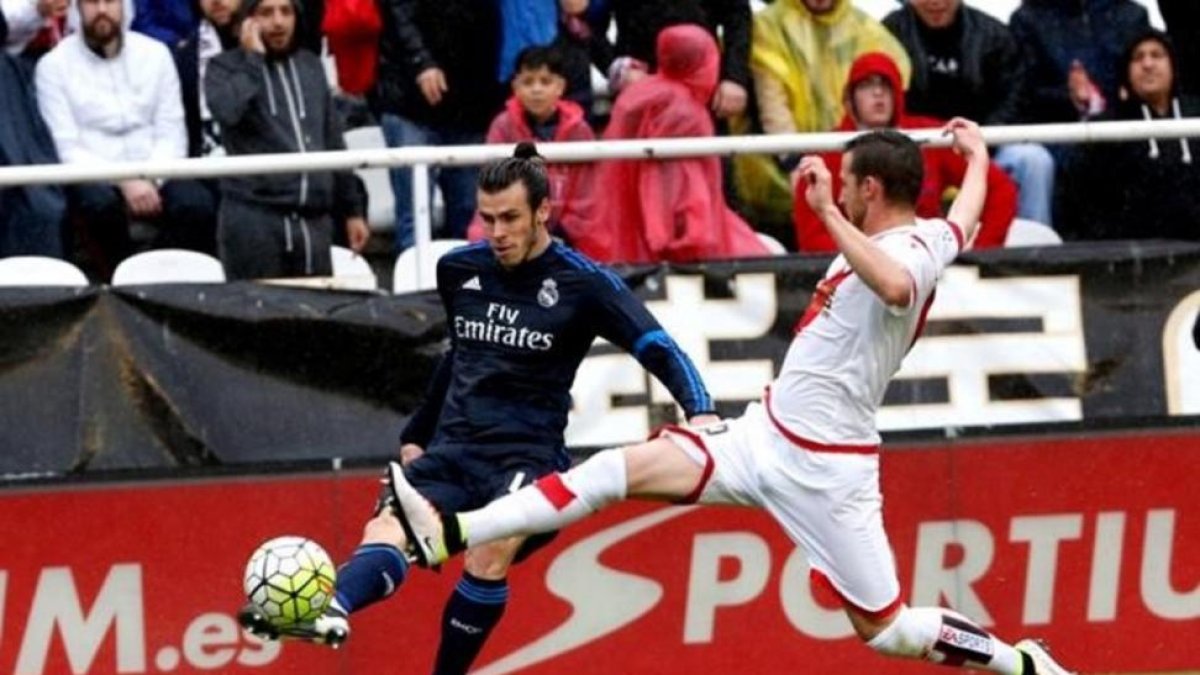 Bale intenta zafarse de Trashorras en el encuentro ante el Rayo.-DAVID CASTTRO