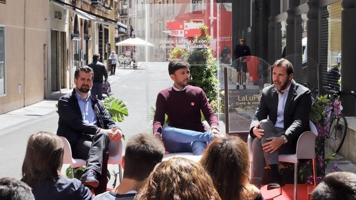 El candidato del PSOE a la Presidencia de la Junta, Luis Tudanca, junto al alcalde de Valladolid y candidato a la reelección, Óscar Puente y el secretario general de Juventudes Socialistas, Fran Díez, durante el acto con jóvenes-ICAL