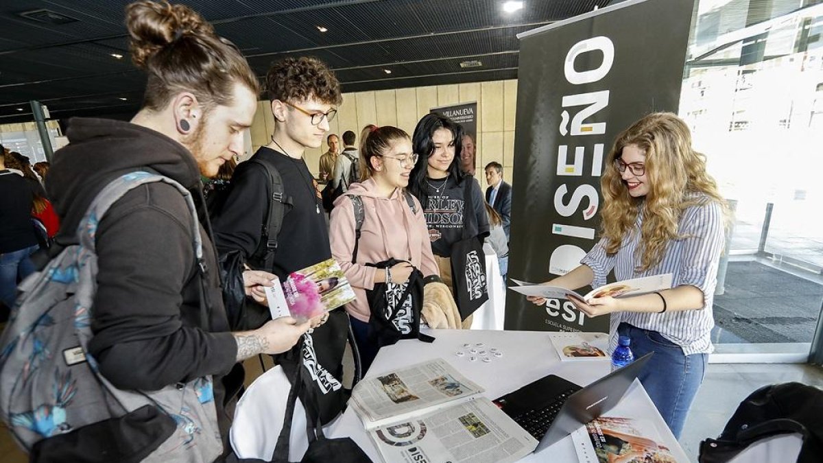 Un grupo de estudiantes solicita información sobre los grados de la Escuela Superior de Diseño.-J. M. LOSTAU