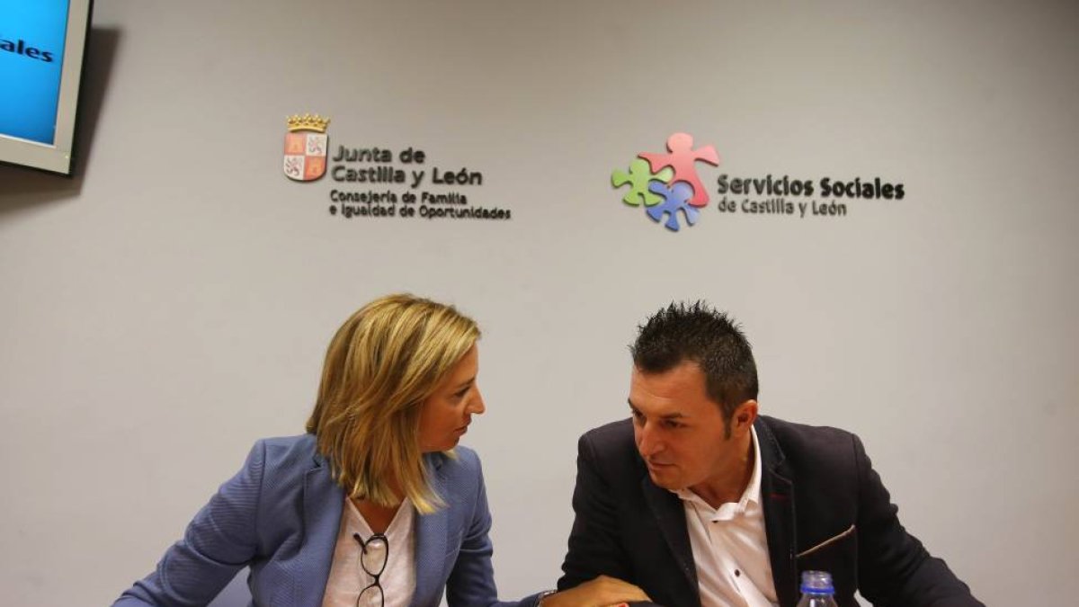 La consejera de Familia e Igualdad de Oportunidades, Alicia García, mantiene un encuentro con el comité ejecutivo del CERMI. En la imagen, junto al presidente del CERMI, Francisco Sardón-Ical