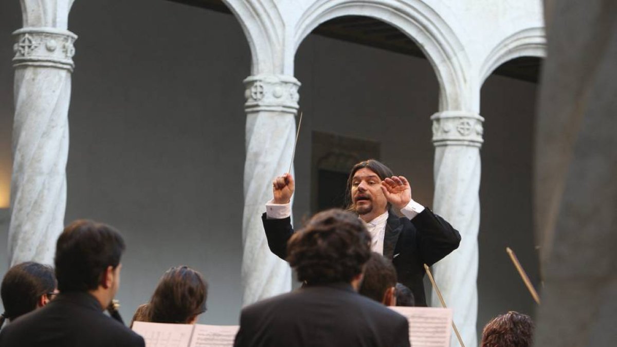 Francisco Lara dirigiendo a la Joven Orquesta de la Universidad de Valladolid.-C.B