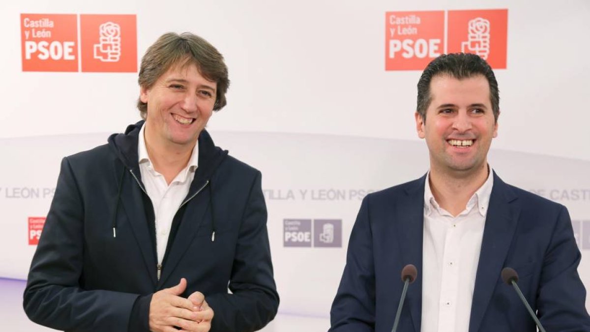 El secretario general del PSOE de Castilla y León, Luis Tudanca, comparece en rueda de prensa junto al alcalde de Soria, Carlos Martínez-Ical